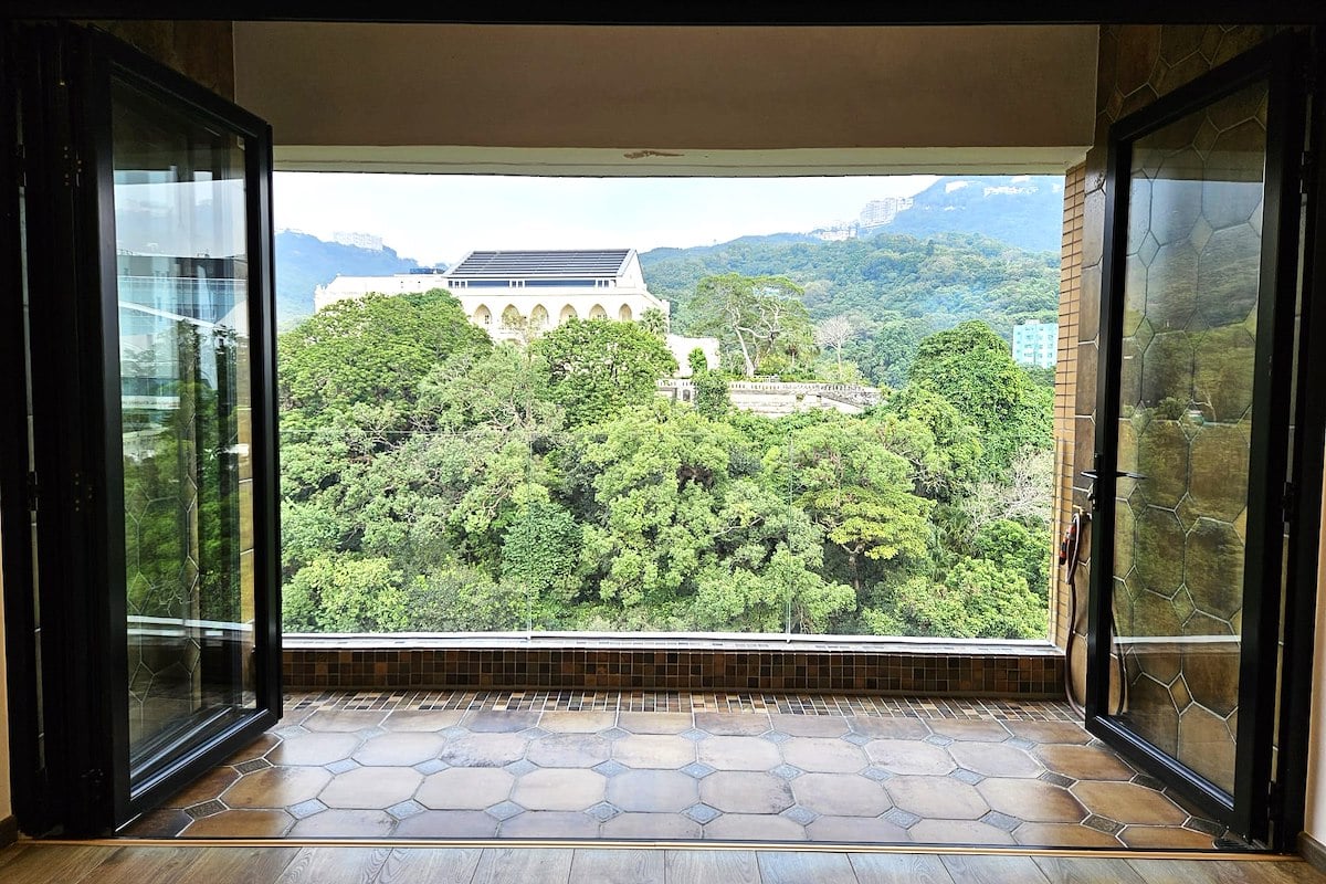 Baguio Villa 碧瑤灣 | Balcony off Living Room