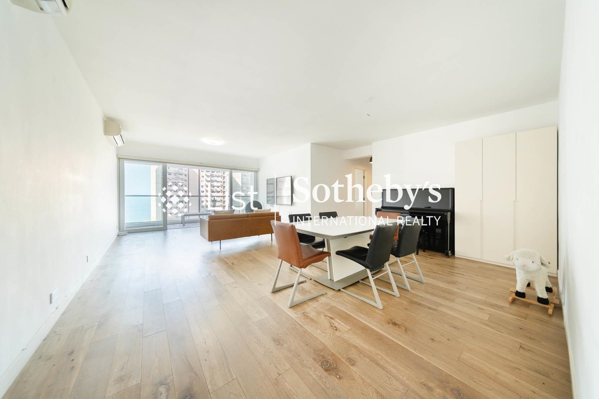 Baguio Villa 碧瑤灣 | Living and Dining Room