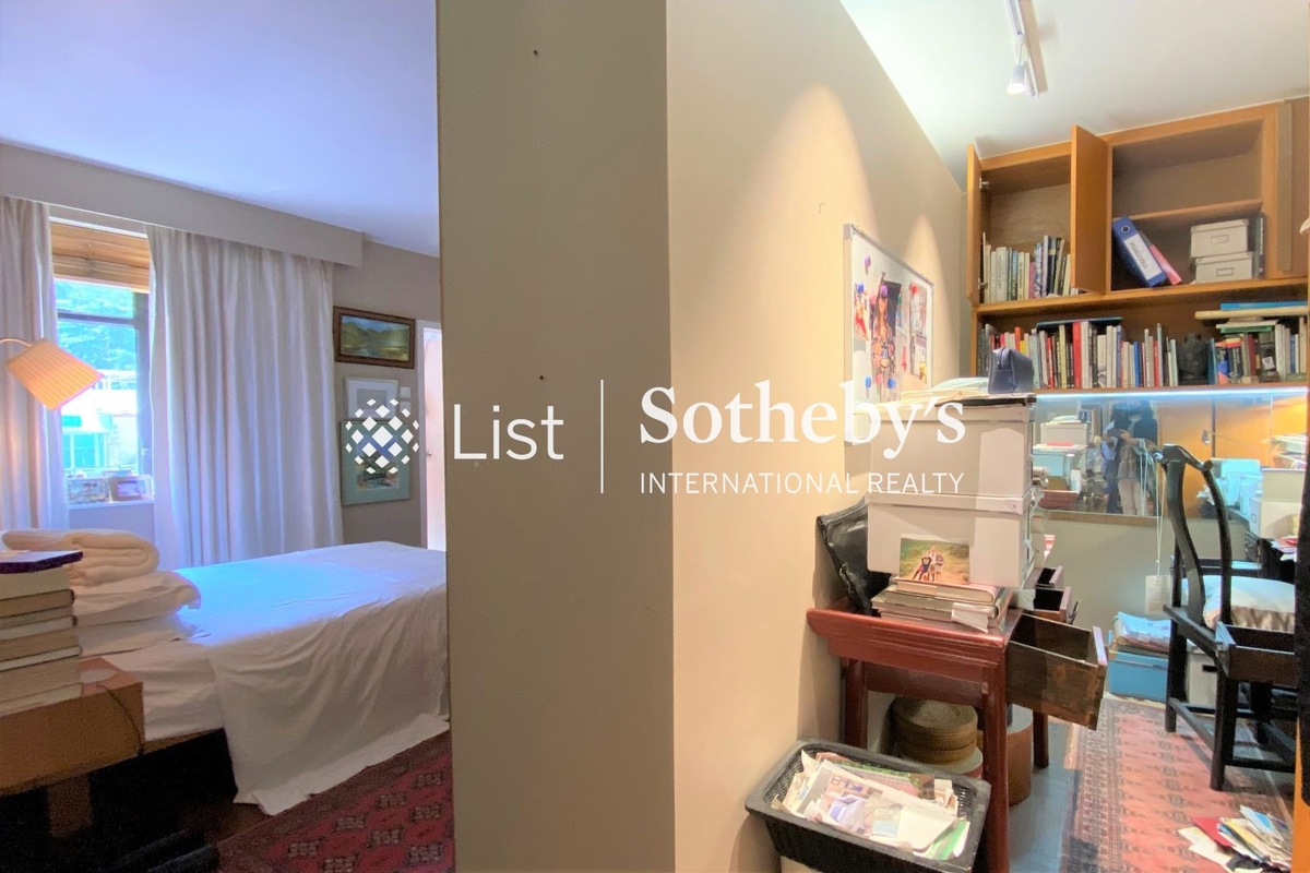 Wealthy Heights 威豪閣 | Walk-in Closet in Master Bedroom