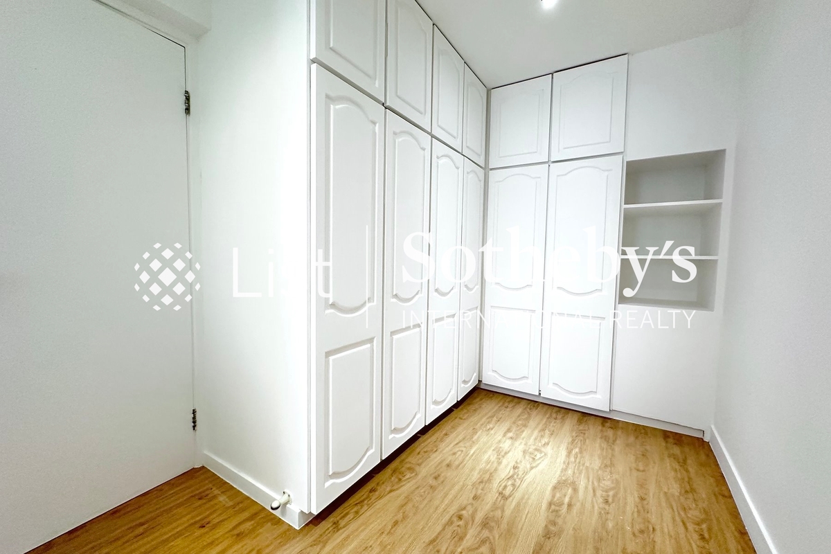Baguio Villa 碧瑤灣 | Walk-in Closet in Master Bedroom 