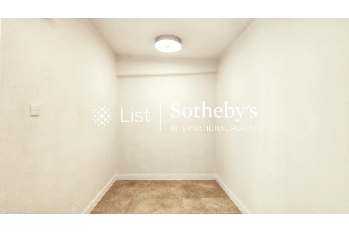 Baguio Villa 碧瑤灣 | Walk-in Closet in Master Bedroom 