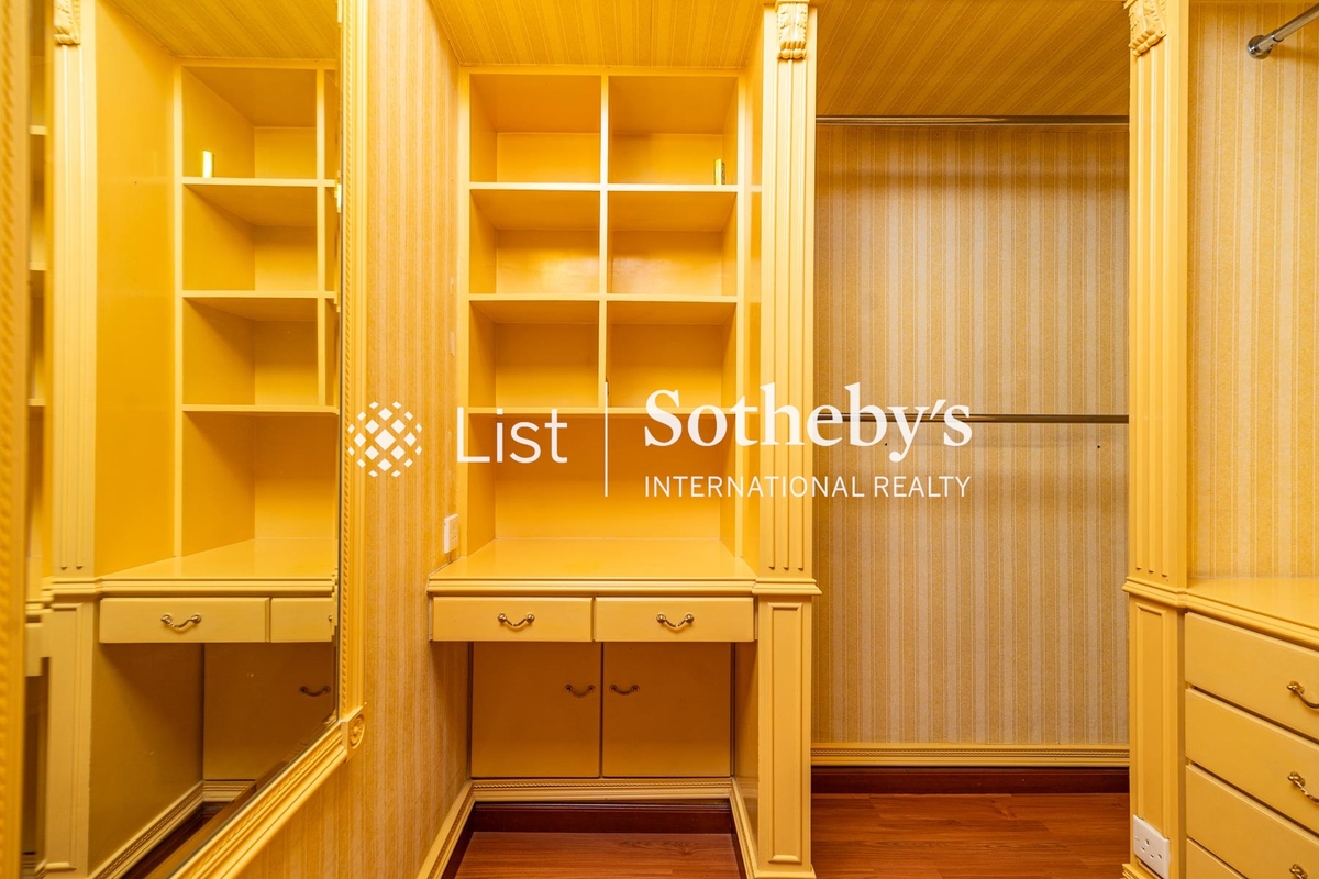 Baguio Villa 碧瑤灣 | Walk-in Closet in Master Bedroom