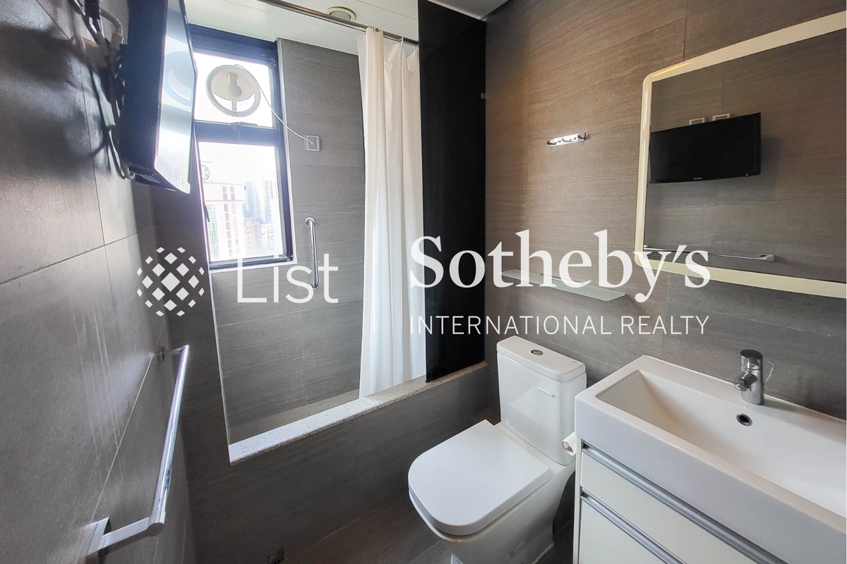 St. Louis Mansion 雨時大廈 | Master Bathroom