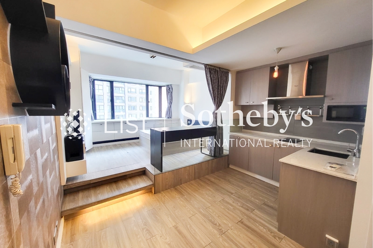 St. Louis Mansion 雨時大廈 | Living and Dining Room