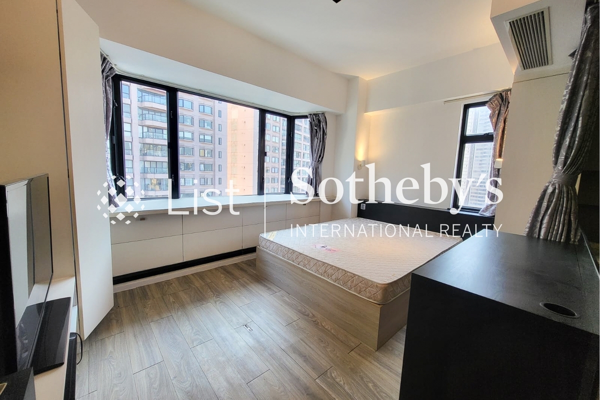 St. Louis Mansion 雨時大廈 | Living and Dining Room