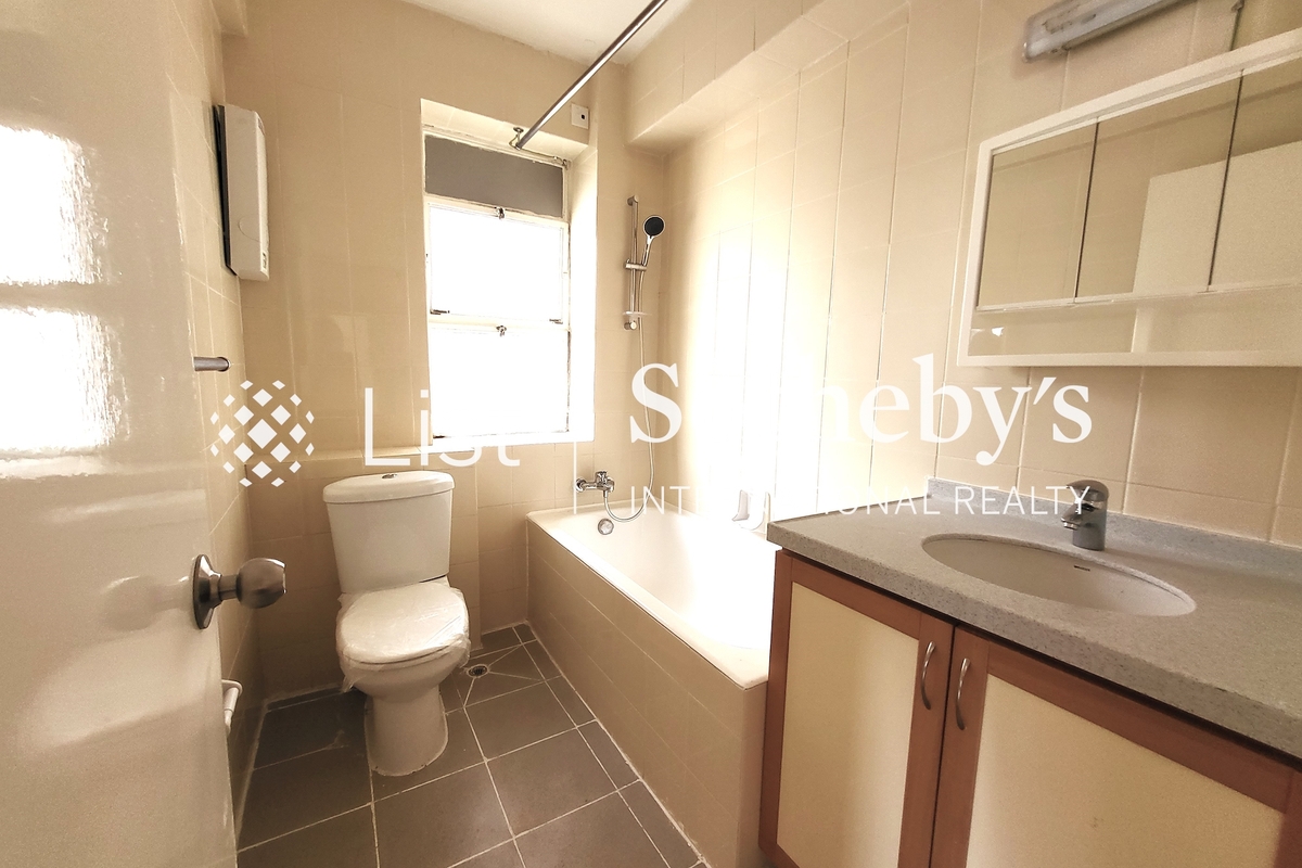 Macdonnell House 麥當奴大廈 | Guest Bathroom