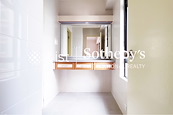Macdonnell House 麥當奴大廈 | Walk-in Closet in Master Bedroom 