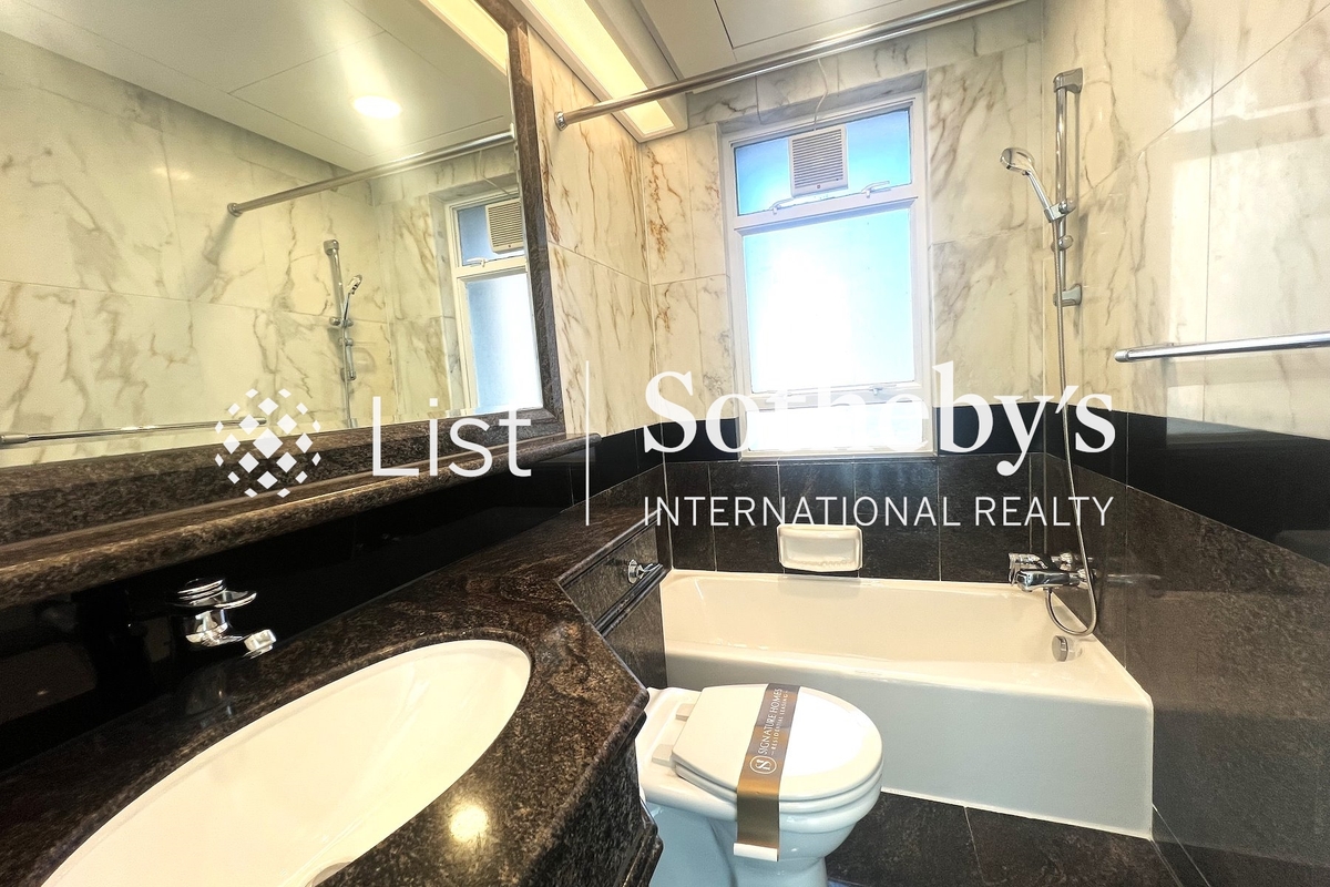 Hillsborough Court 曉峰閣 | Master Bathroom