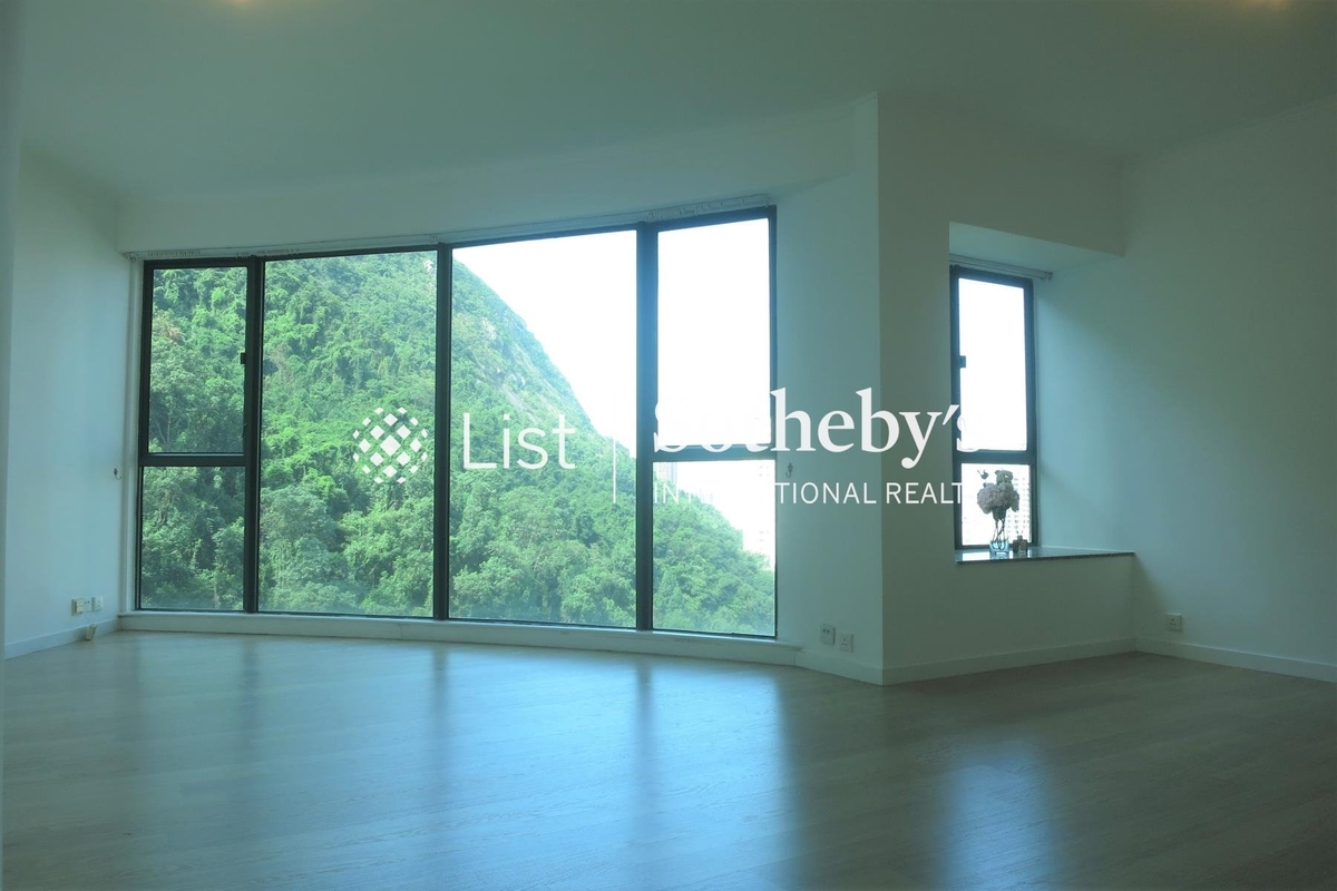 Hillsborough Court 曉峰閣 | Living and Dining Room