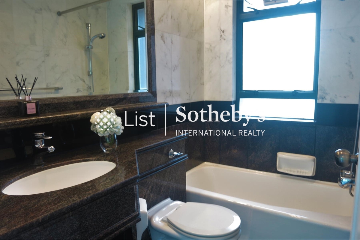 Hillsborough Court 曉峰閣 | Master Bathroom