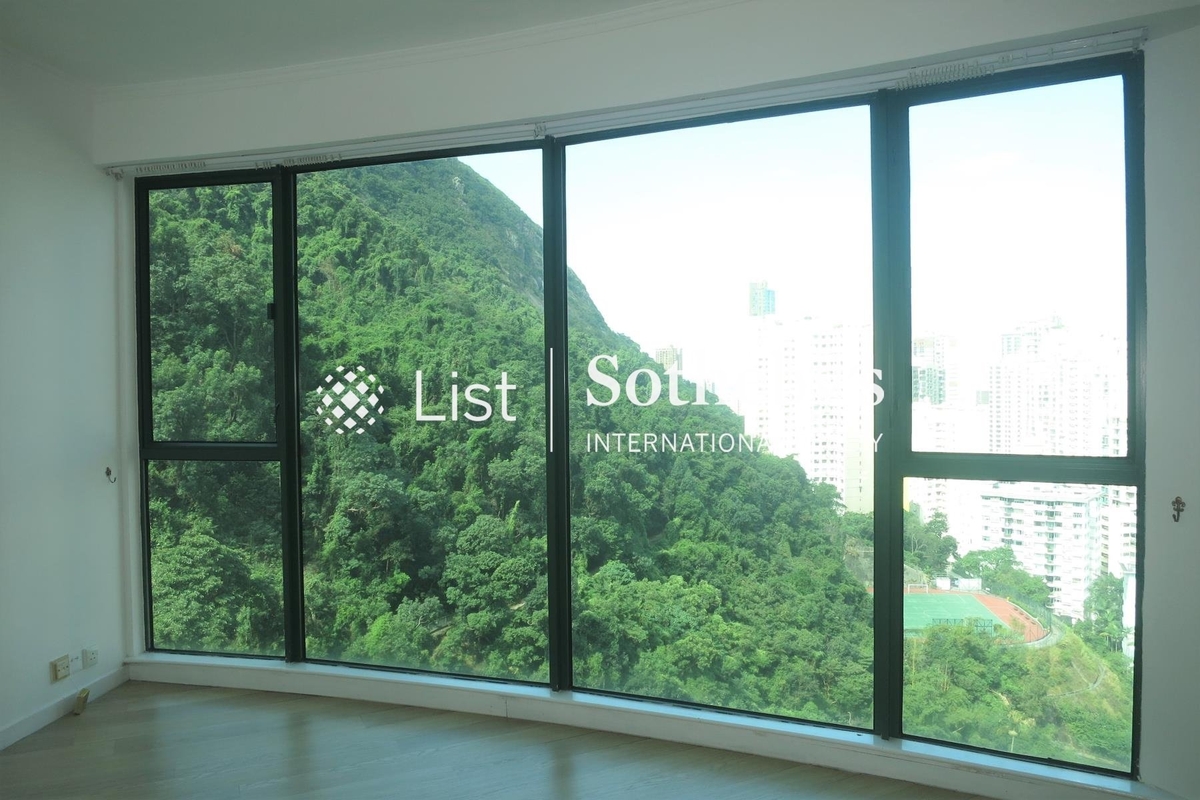 Hillsborough Court 曉峰閣 | Living and Dining Room