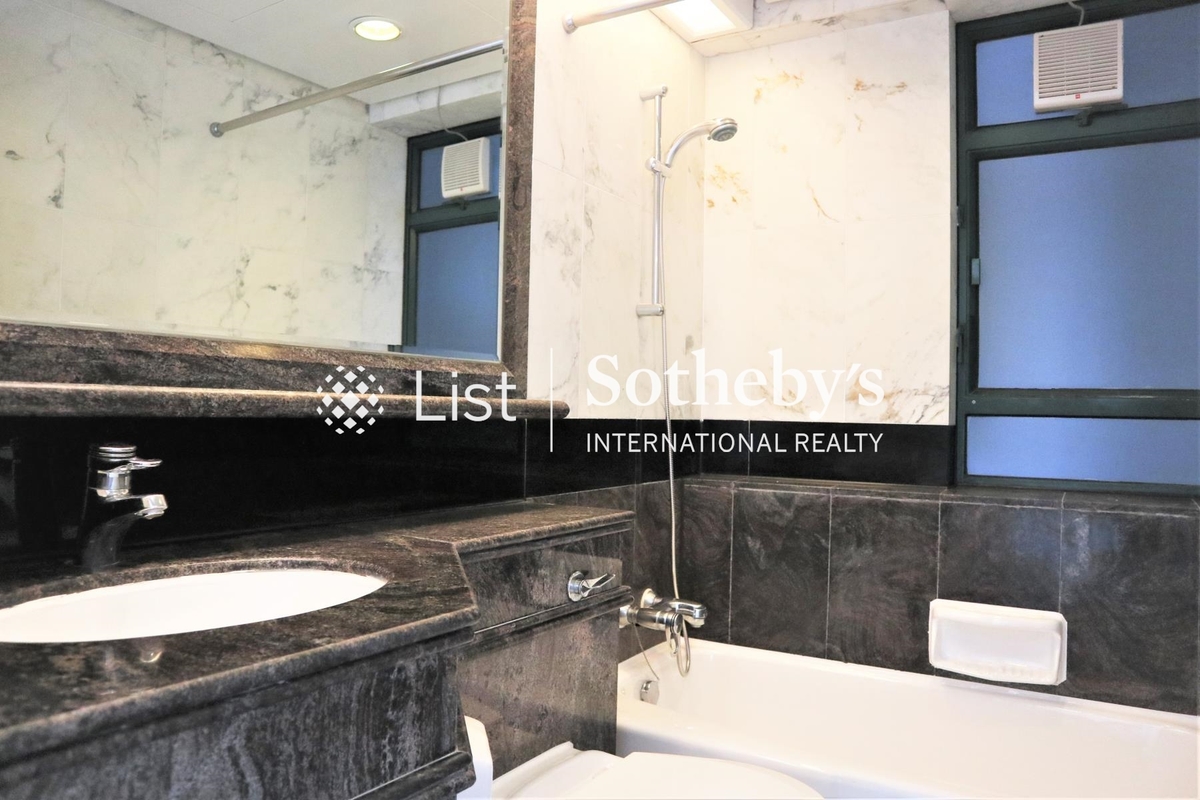 Hillsborough Court 曉峰閣 | Guest Bathroom