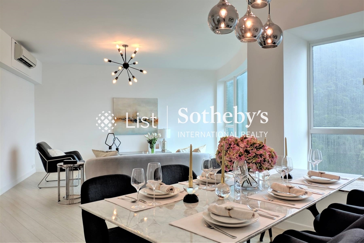 Hillsborough Court 曉峰閣 | Living and Dining Room