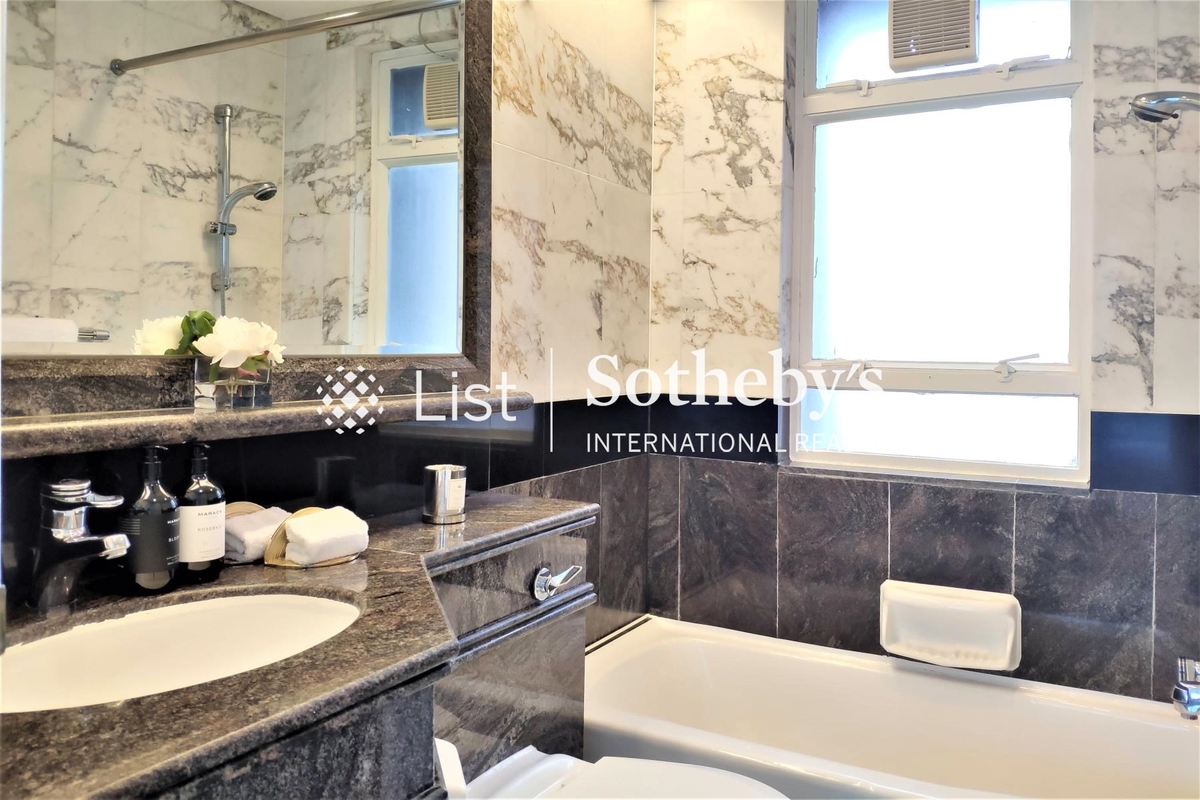 Hillsborough Court 曉峰閣 | Master Bathroom