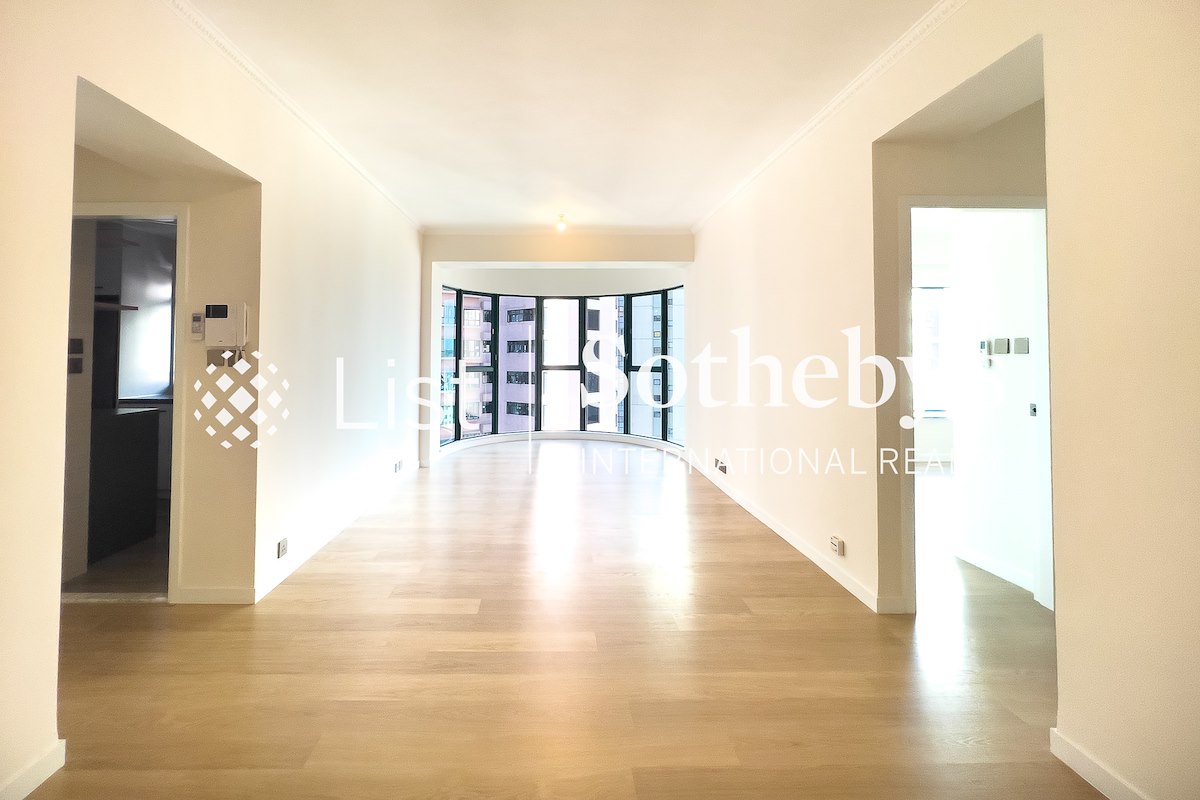 Hillsborough Court 曉峰閣 | Living and Dining Room
