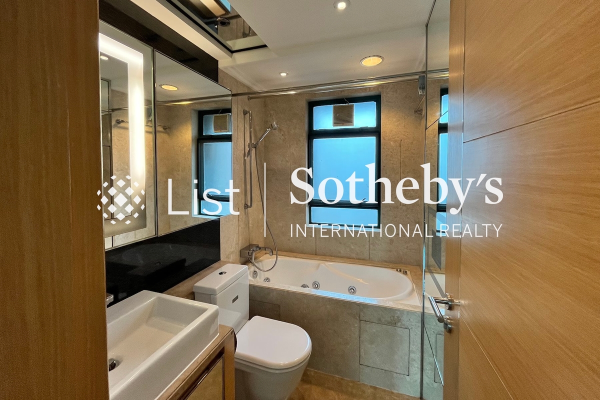 Hillsborough Court 曉峰閣 | Master Bathroom