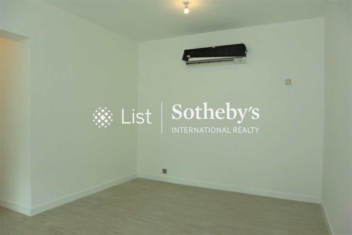 Hillsborough Court 曉峰閣 | Living and Dining Room