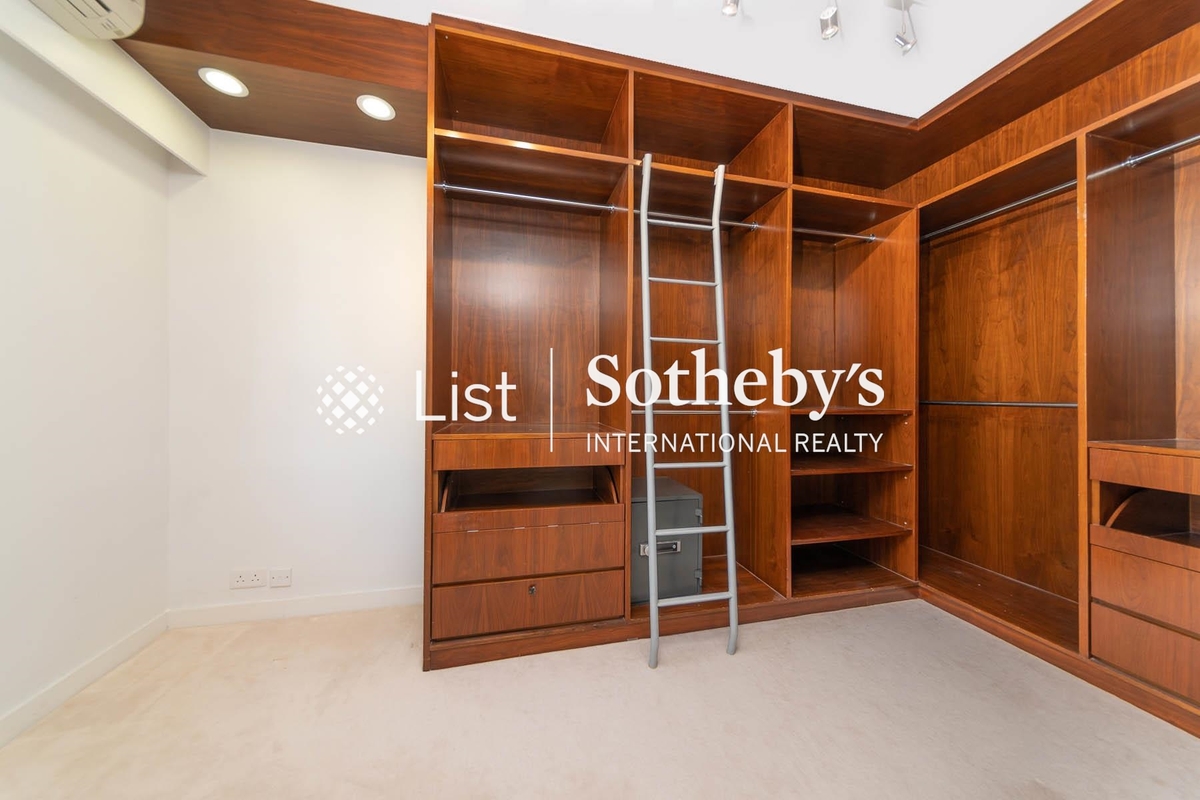 Sakura Court 金櫻閣 | Walk-in Closet in Master Bedroom