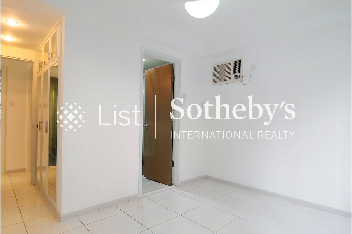 Phoenix Court 鳳凰閣 | Master bedroom with built-in wardrobe 