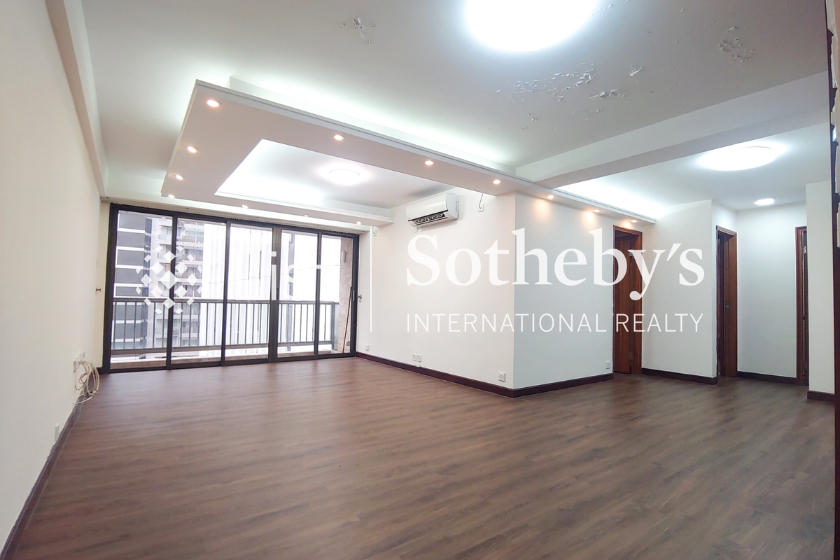 Phoenix Court 鳳凰閣 | Living and Dining Room