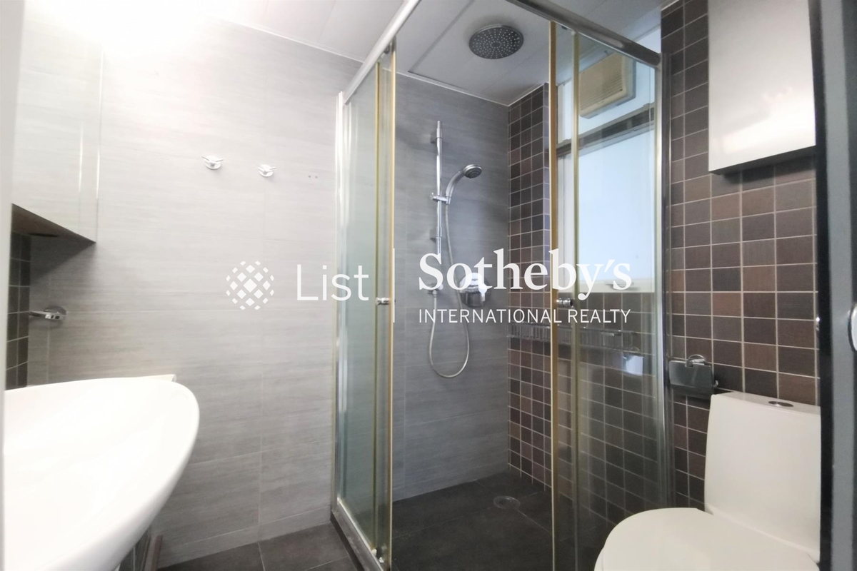 Phoenix Court 鳳凰閣 | Master Bathroom