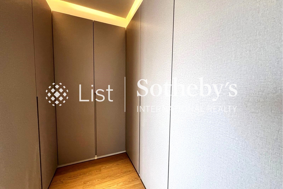 Valverde 蔚皇居 | Walk-in Closet in Master Bedroom 