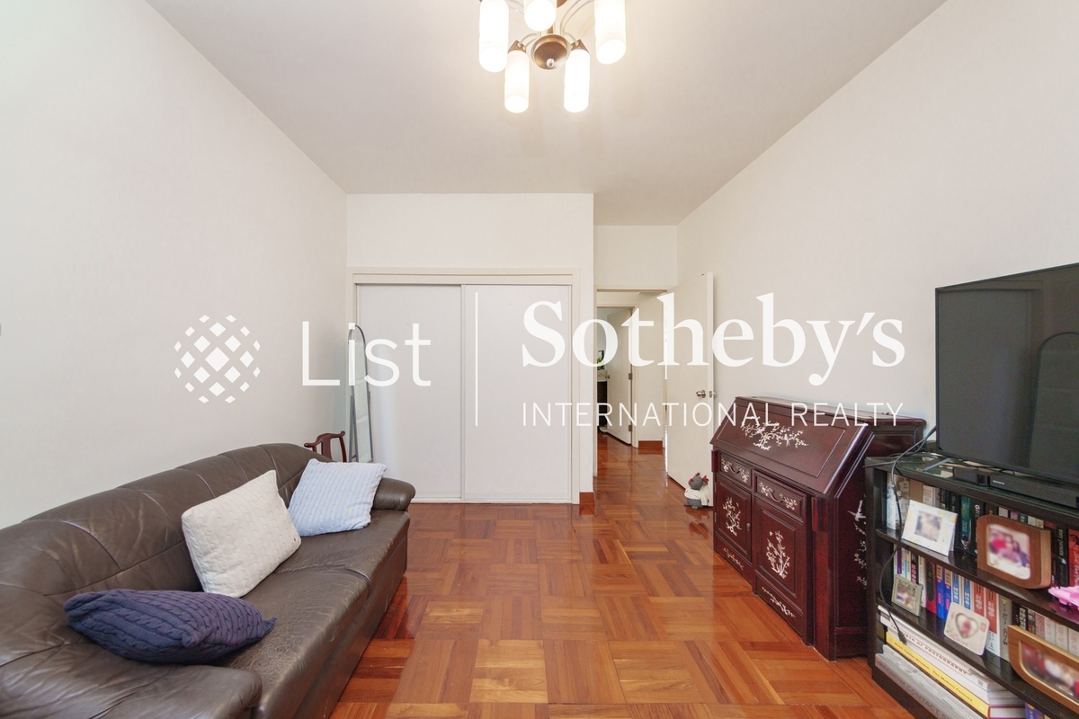 Kennedy Heights 堅麗閣 | Third Bedroom