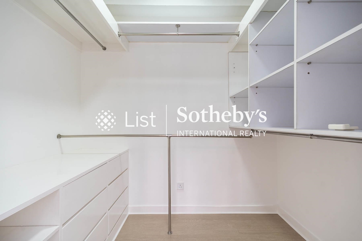 Kennedy Heights 堅麗閣 | Walk-in Closet in Master Bedroom