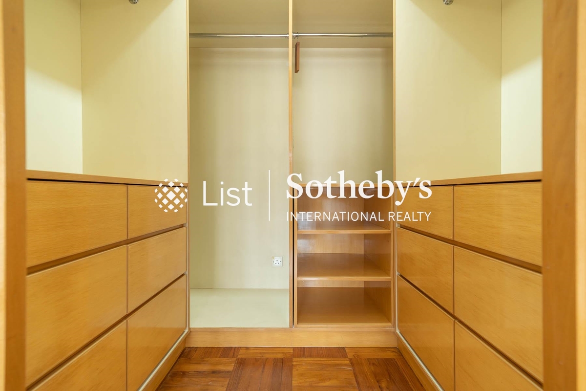 Kennedy Heights 堅麗閣 | Walk-in Closet in Master Bedroom