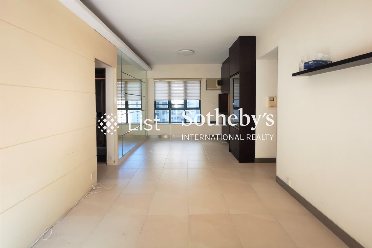 Hillsborough Court 曉峰閣 | Living and Dining Room