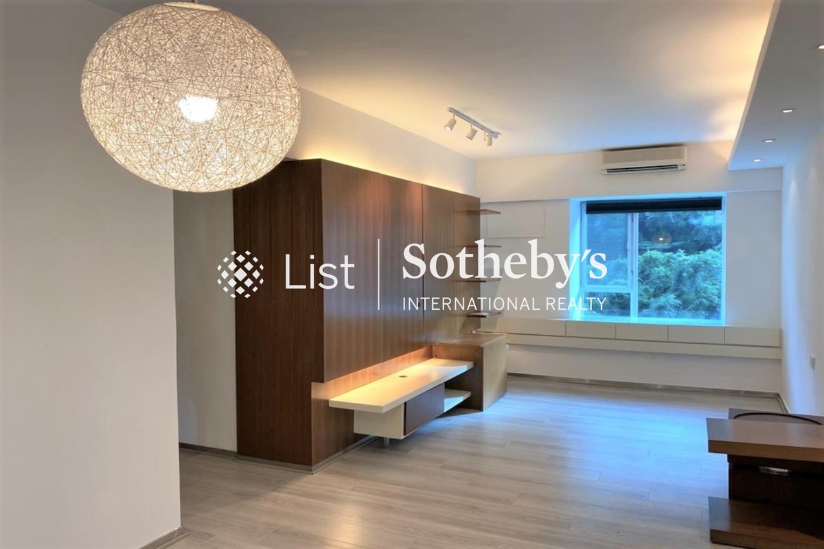 Hillsborough Court 曉峰閣 | Living and Dining Room