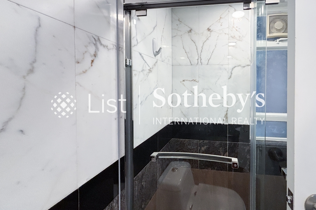 Hillsborough Court 曉峰閣 | Guest Bathroom