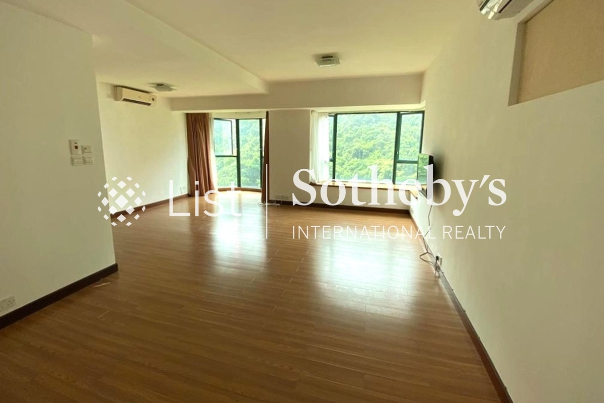 Hillsborough Court 曉峰閣 | Living and Dining Room