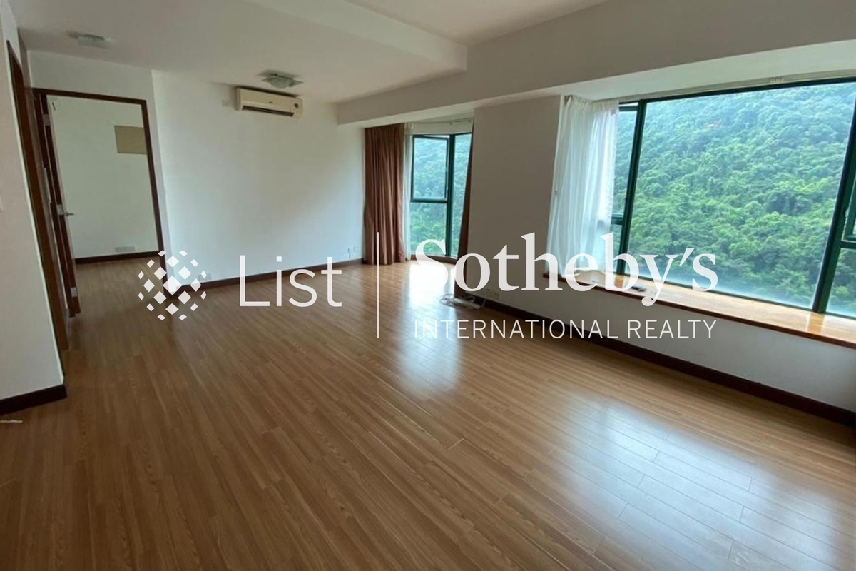Hillsborough Court 曉峰閣 | Living and Dining Room