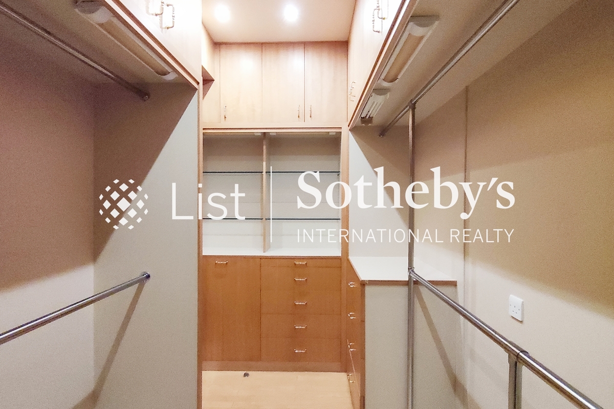 Regent On The Park 御花園 | Walk-in Closet in Master Bedroom 