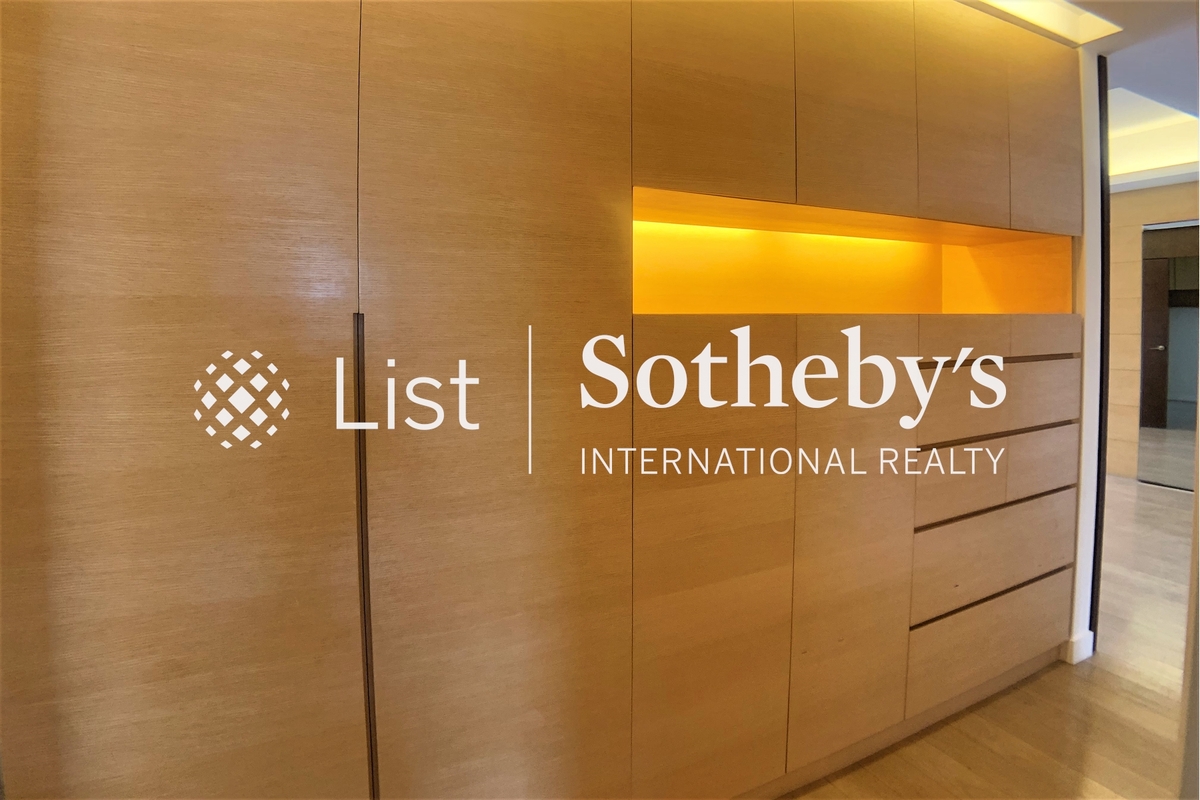 Regent On The Park 御花園 | Built-in Wardrobe in corridor