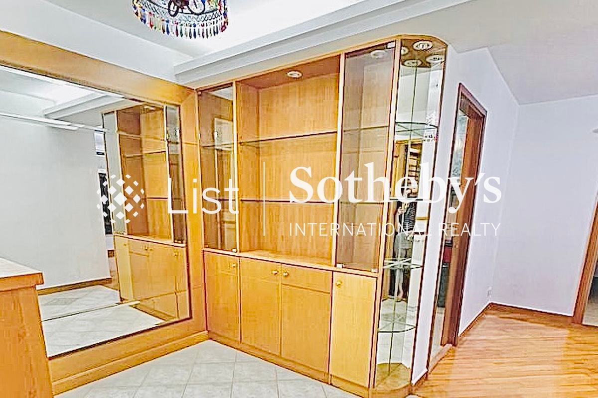 Chi Fu Fa Yuen 置富花園 | Living and Dining Room