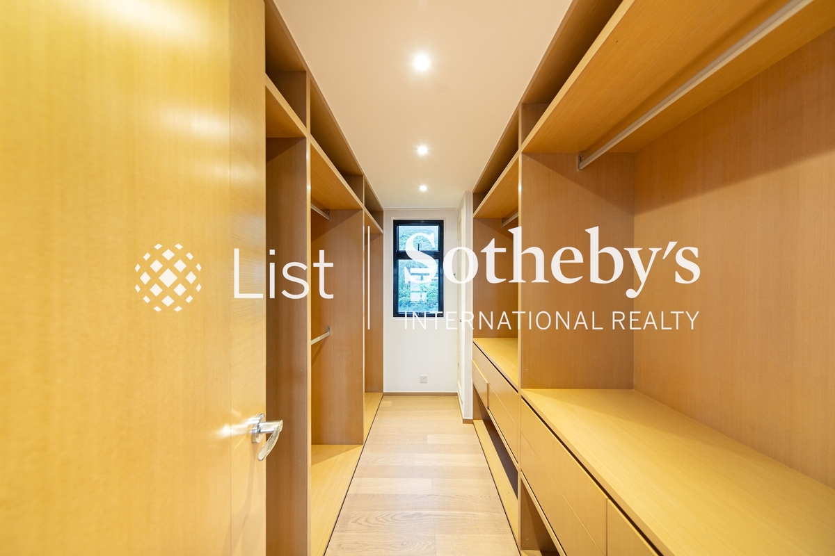 Grand Garden 華景園 | Walk-in Closet in Master Bedroom 