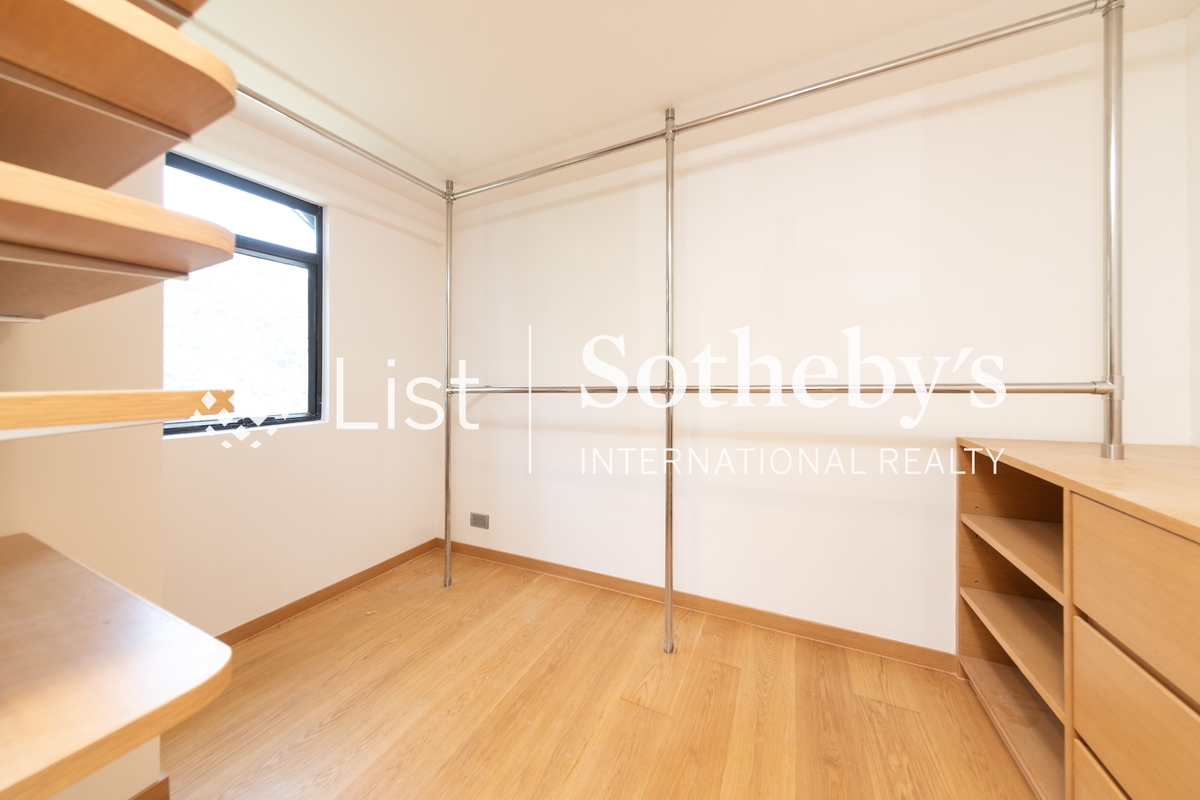 Grand Garden 華景園 | Walk-in Closet in Master Bedroom 