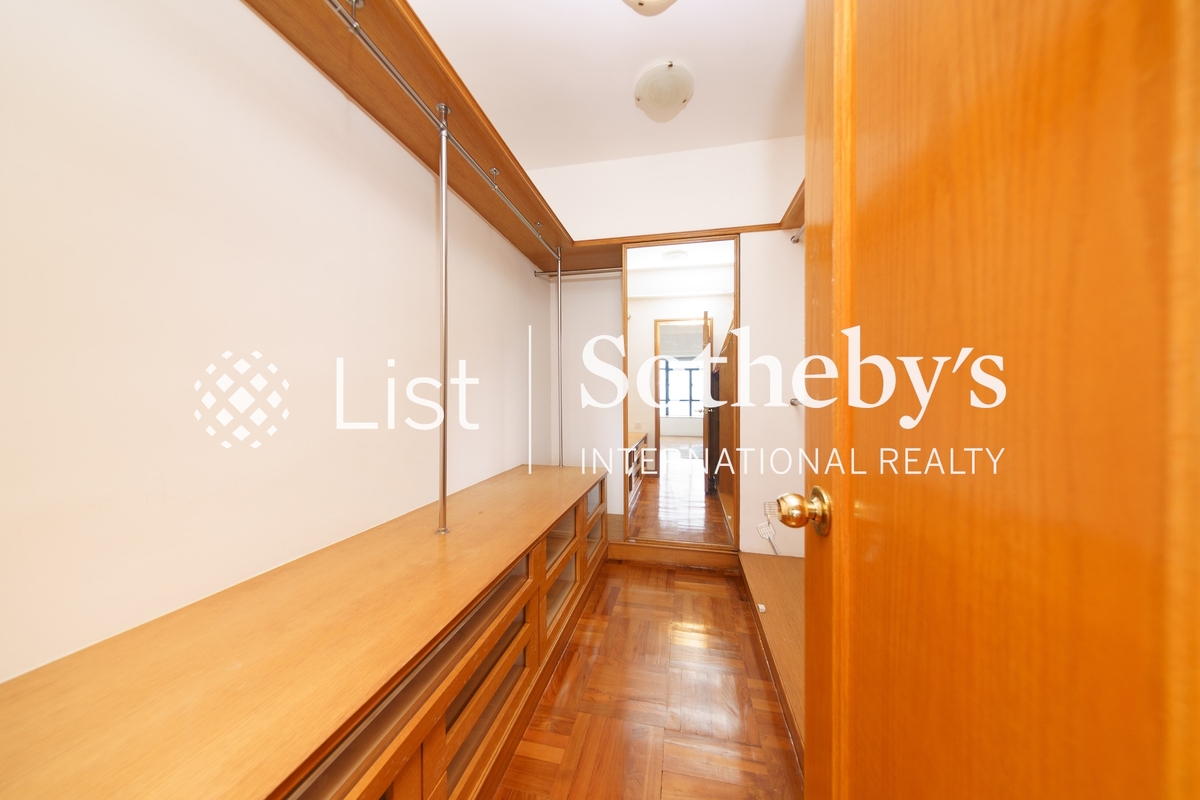 Grand Garden 華景園 | Walk-in Closet in Master Bedroom 