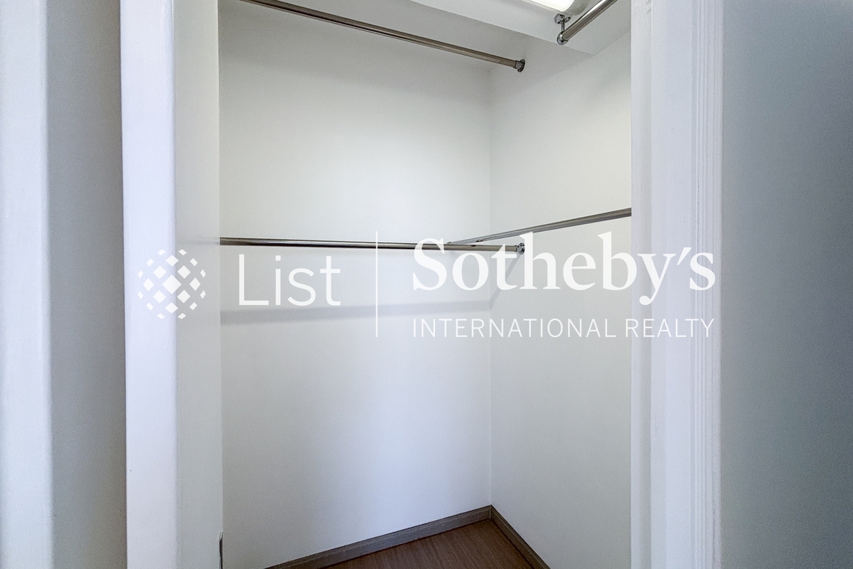 Grand Garden 華景園 | Walk-in Closet in Master Bedroom 