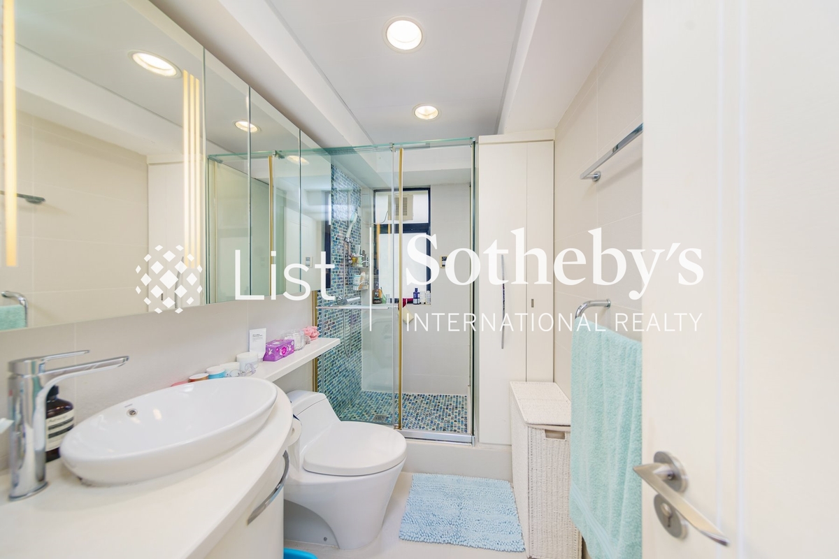 Grand Garden 華景園 | Guest Bathroom