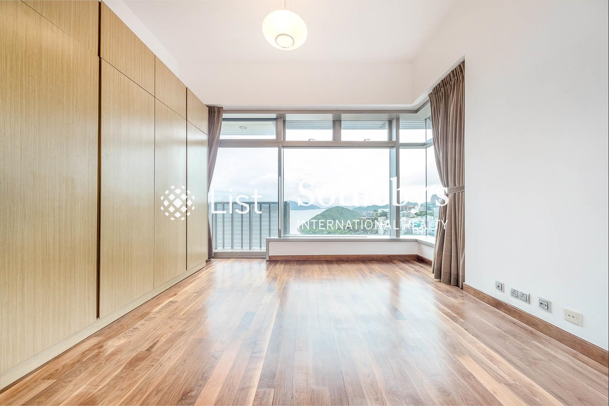 Grosvenor Place 淺水灣道117號 | Built-in Wardrobe in Master Bedroom