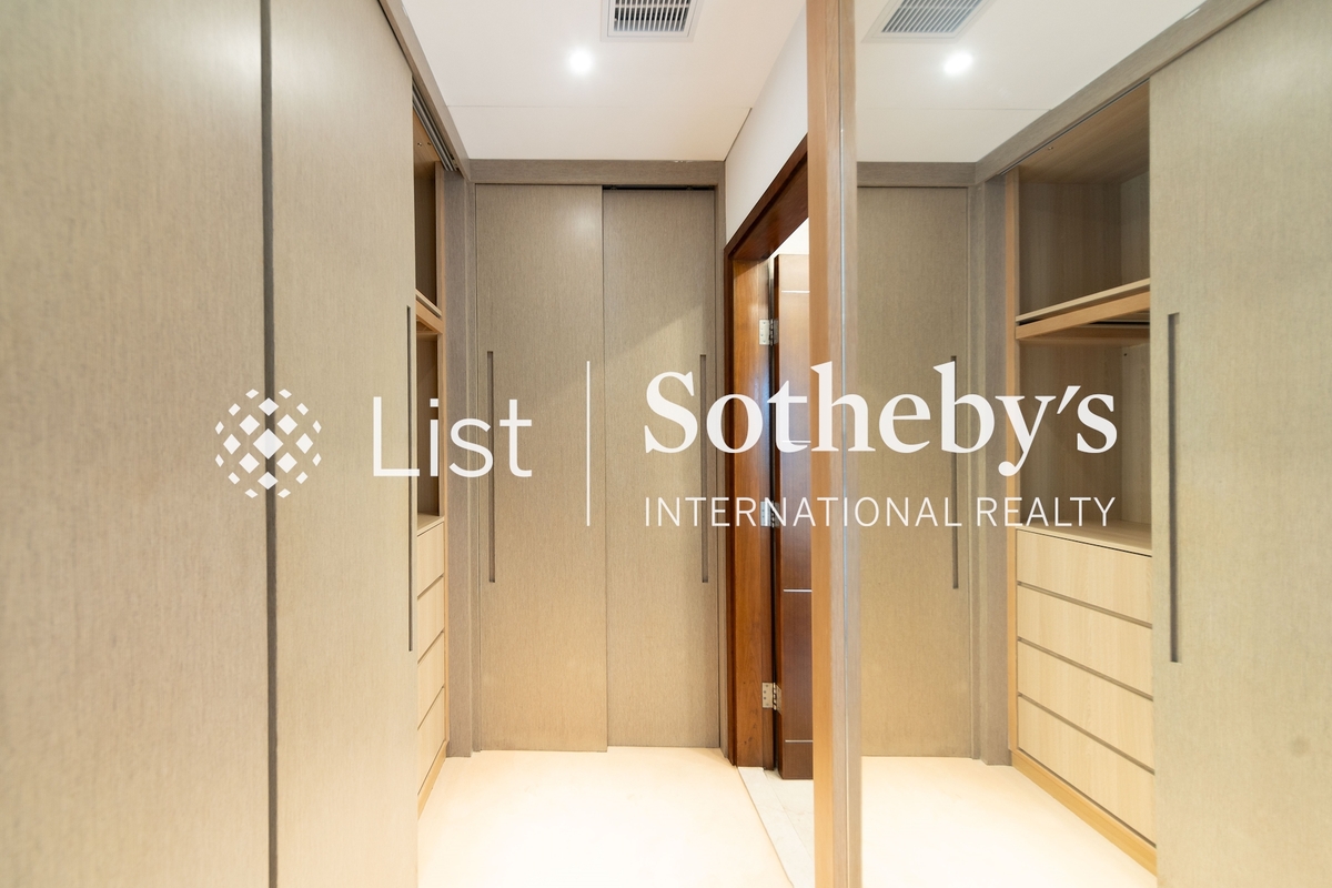 Grosvenor Place 浅水湾道117号 | Walk-in Closet in Master Bedroom 