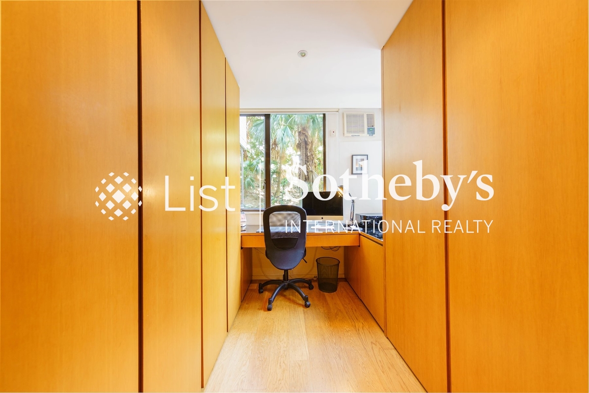 Greenery Garden 怡林閣 | Walk-in Closet in Master Bedroom 