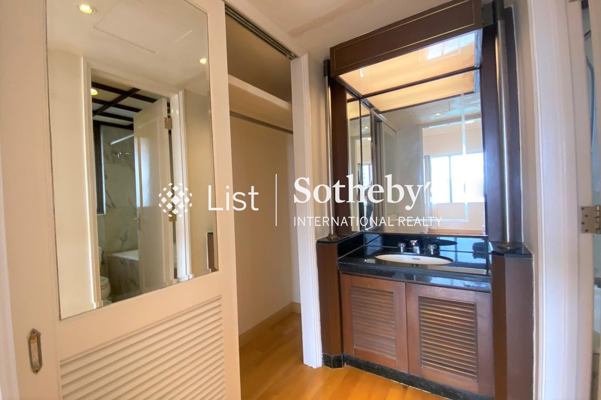 Hong Kong Parkview 陽明山莊 | Walk-in Closet in Master Bedroom