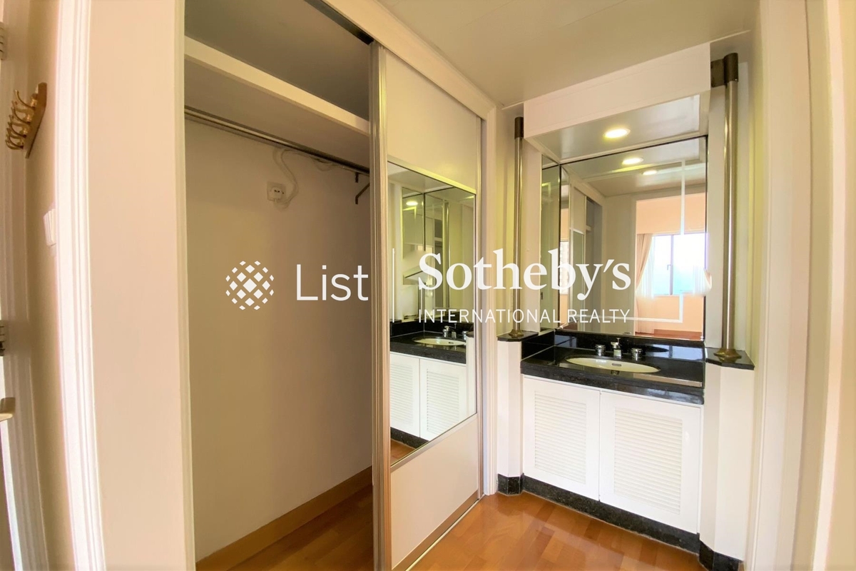 Hong Kong Parkview 陽明山莊 | Walk-in Closet in Master Bedroom