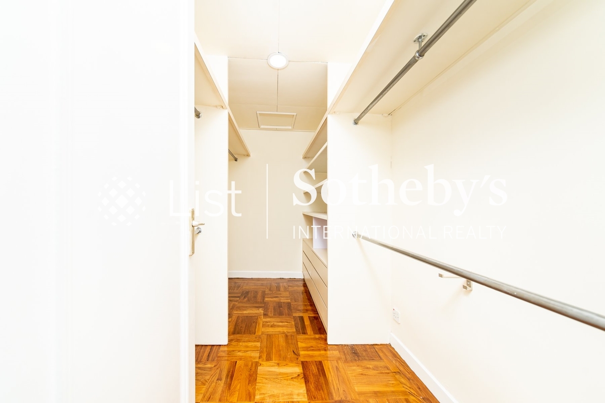 Hong Kong Parkview 陽明山莊 | Walk-in Closet in Master Bedroom 