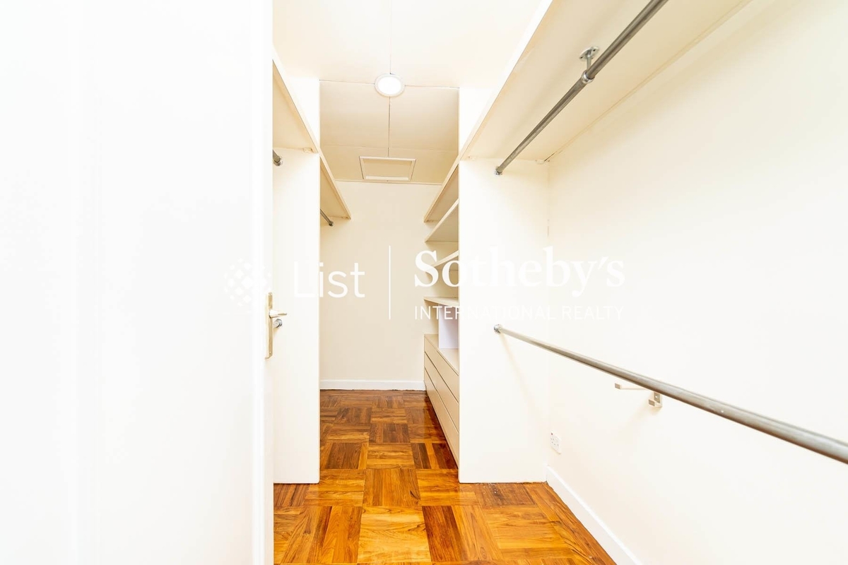 Hong Kong Parkview 陽明山莊 | Walk-in Closet in Master Bedroom