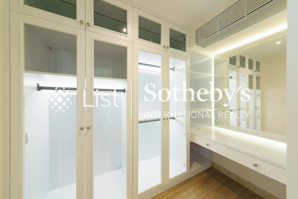Villa Rosa 玫瑰園 | Walk-in Closet in Master Bedroom 